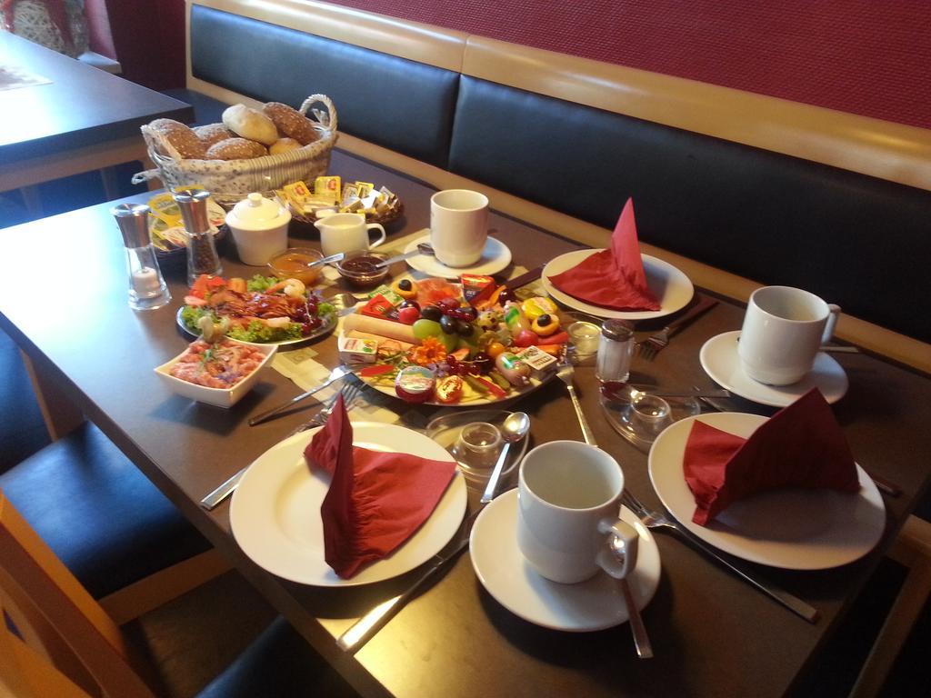 Sanitz Cafe Pension Steffen מראה חיצוני תמונה